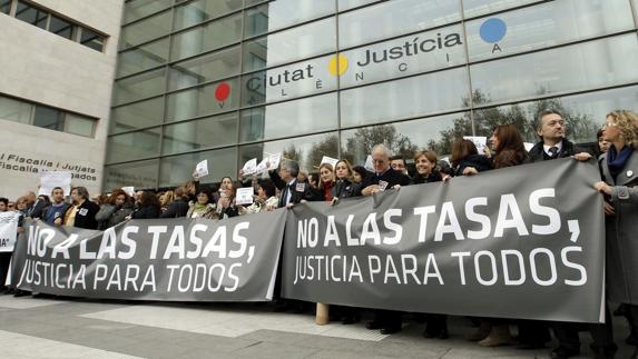 Decenas de jueces y fiscales, en una concentración para protestar contra la aplicación de las tasas judiciales. 