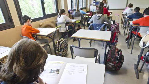 Alumnos de sexto de primaria realizan una prueba de 'reválida' de la Lomce. 