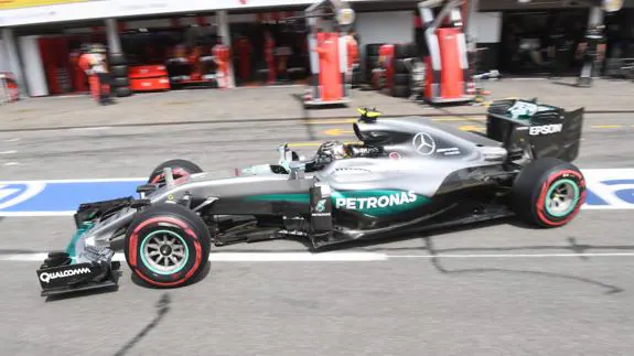 Nico Rosberg sale de 'boxes' durante la sesión clasificatoria del GP de Alemania. 