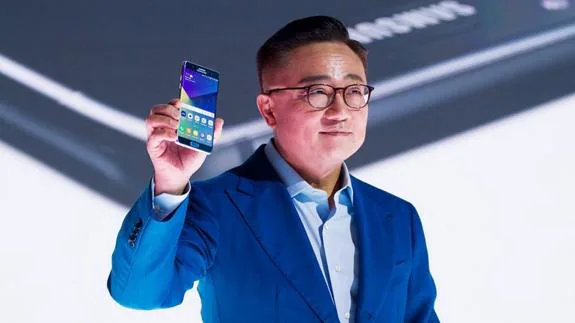 El presidente de la división Mobile de Samsung, DJ Koh, con el Note 7.