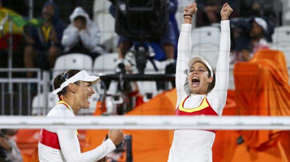 Liliana Fernández y Elsa Baquerizo celebran la victoria. 