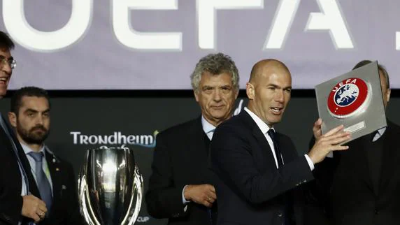 Zidane recoge uno de los trofeos. 