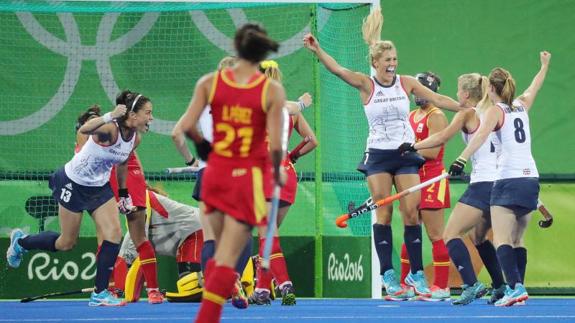 Las británicas celebran uno de sus goles ante España. 