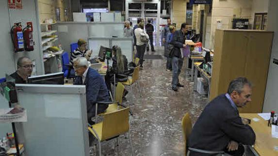 Trabajadores y clientes en una oficina. 