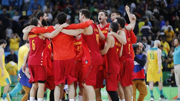 Los jugadores de la selección española celebran el triunfo ante Australia.