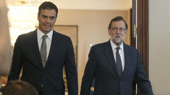 Pedro Sánchez y Mariano Rajoy, a su entrada en la sala donde se han reunido.  