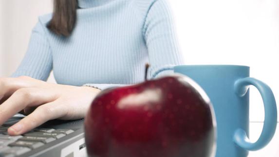 La fruta, el agua y los zumos e infusiones pueden ser buenos aliados para contrarrestar las ganas de fumar. 