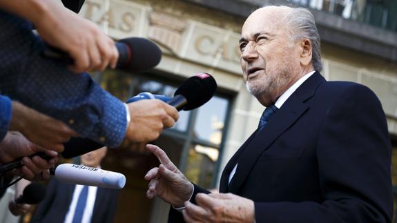 Joseph Blatter comparece ante la prensa. 