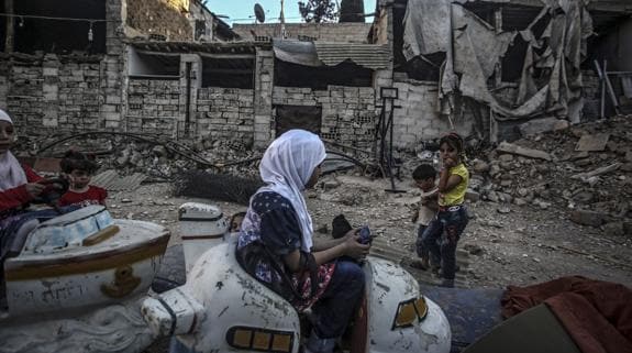 Niños sirios juegan durante el segundo día de la festividad musulmana Eid Al Adha.