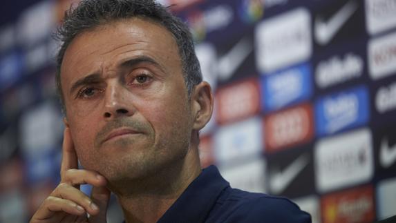 Luis Enrique atiende. 