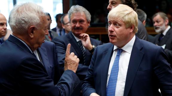 El ministro de Asuntos Exteriores de España, Margallo, y su homólogo británico Boris Johnson.