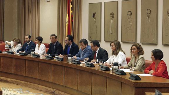 Javier Fernández, durante la reunión con el grupo parlamentario del PSOE.