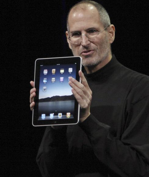 Steve Jobs presenta el iPad de Apple.
