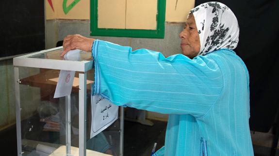 Una mujer vota en un colegio electoral en Rabat.
