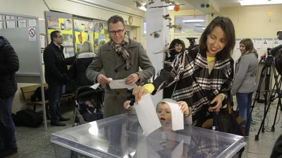 Electores votan en un colegio de Vilna