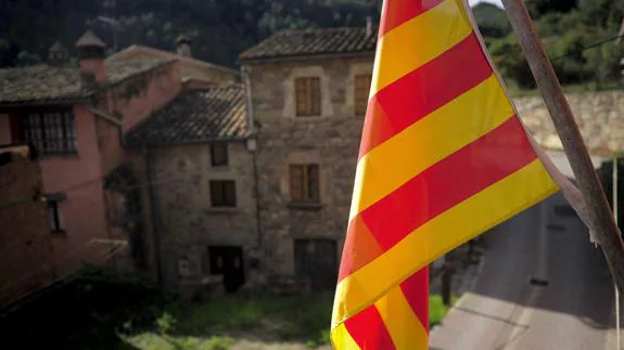 Bandera catalana en un pueblo cercano a Barcelona.