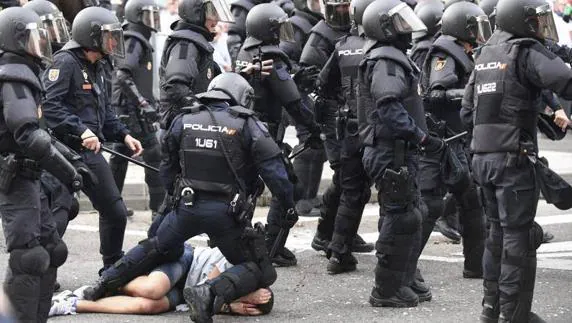 La Policía Nacional reduce a un aficionado del Legia. AFP