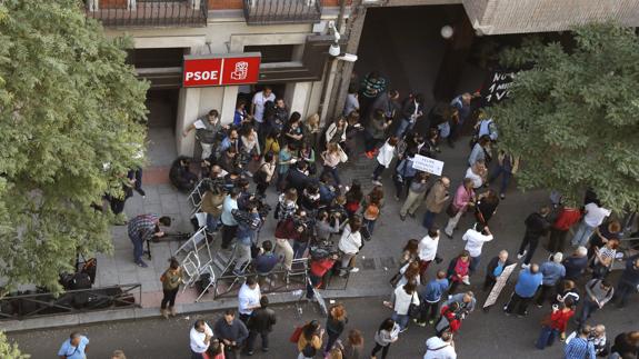 Decenas de periodistas ante la sede del PSOE de Ferraz.