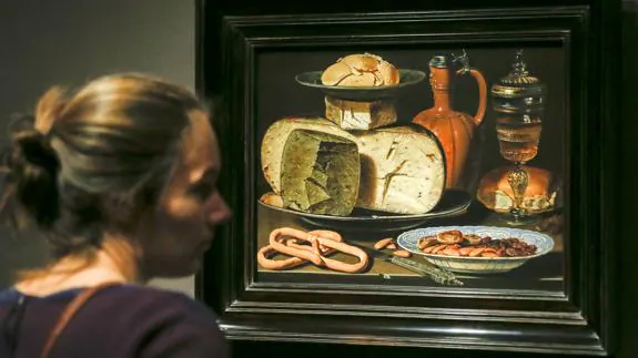 Una visitante del Prado contempla un bodegón pintado por Clara Peeters.