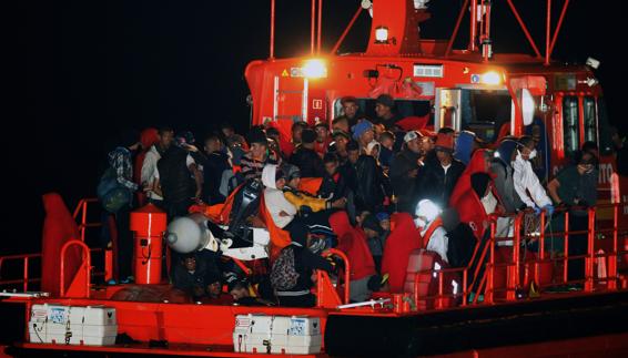 La Guardia Civil traslada al puerto de Almería a los tripulantes de cinco de las pateras rescatadas.