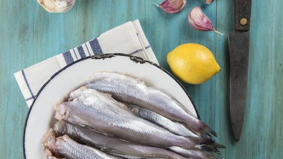 El pescado azul, sobre todo, los frutos secos y las leches enriquecidas nos ayudan a llegar a las dosis necesarias de Omega 3. 