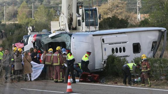 El autobús siniestrado en Freginals (Tarragona).