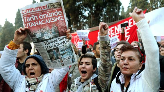 Protestas en Turquía por el cierre de un periódico
