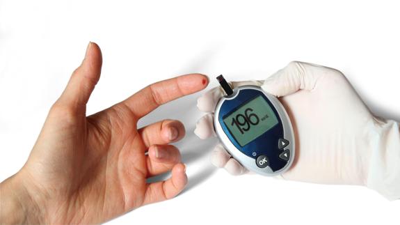 Un paciente diabético mide su nivel de azúcar en sangre.