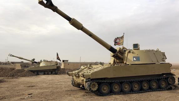 Tanques iraquíes en la reconquistada ciudad de Ali Rash, a cinco kilómetros al este de Mosul. 