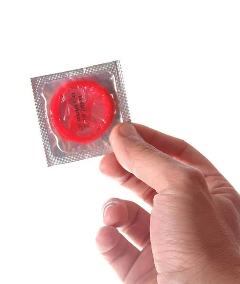 Los preservativos siempre deben adquirirse en lugares con garantía, comprobar que estén homologados y que su fecha de caducidad sea lejana. 
