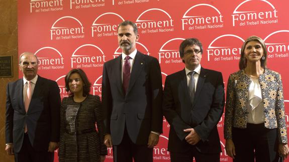 Felipe VI y el presidente de la Generalitat, Carles Puigdemont, en un acto en Barcelona.