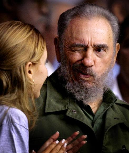 Castro guiña un ojo a una joven en un congreso de estudiantes.