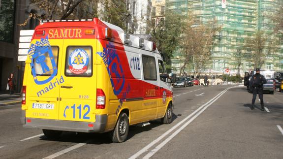 Una ambulancia en una calle de Madrid.