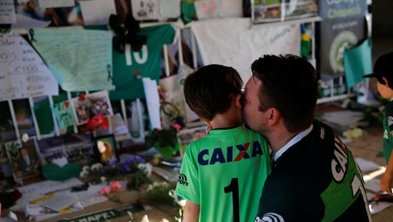 Familiares de las víctimas del accidente en el estadio del Chapecoense.