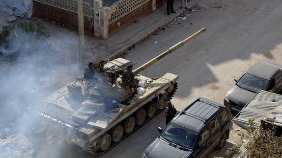 Un tanque del Ejército sirio circula por una calle del oeste de Alepo.