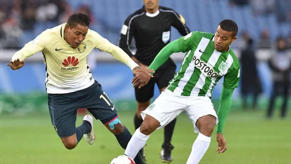 Michael Arroyo pugna un balón con Macnelly Torres.