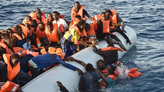 Varios inmigrantes, en pleno mar Mediterráneo.