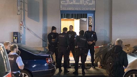 Varios policías custodian el centro islámico atacado. 
