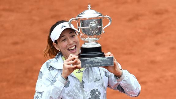 Muguruza, tras levantar el Roland Garros. 