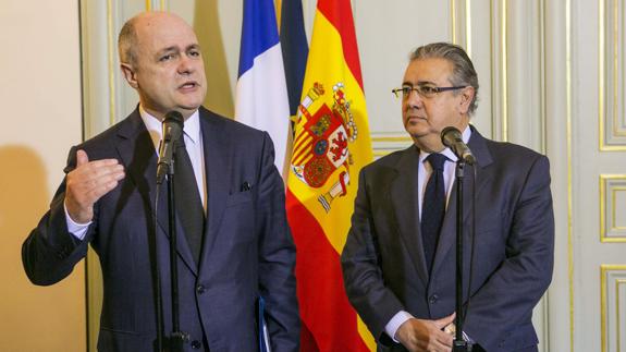 El ministro del Interior, Juan Ignacio Zoido, junto a su homólogo francés, Bruno Le Roux.