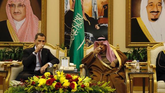 El Rey con el príncipe Faisal Bin Bandar Bin Abdulaziz Al-Saud, gobernador de Riad.