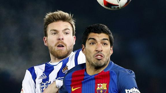 Asier Illarramendi (i) pelea un balón frente a Luis Suárez.