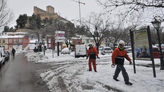 Dos operarios realizan labores de limpieza en Almansa (Albacete) tras una intensa nevada.