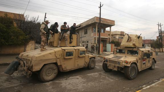 Soldados iraquíes patrullan en el barrio de Al Arabi (Mosul).