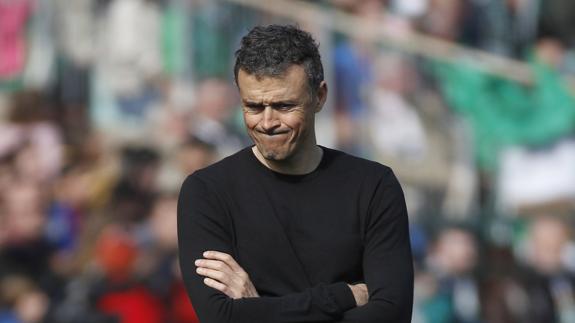 Luis Enrique, ante el Betis. 