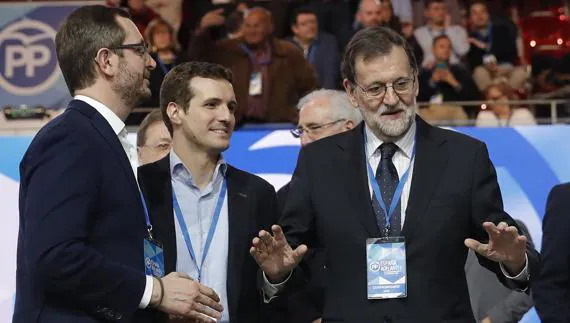 Rajoy (d), junto a Javier Maroto (i) y Pablo Casado. 