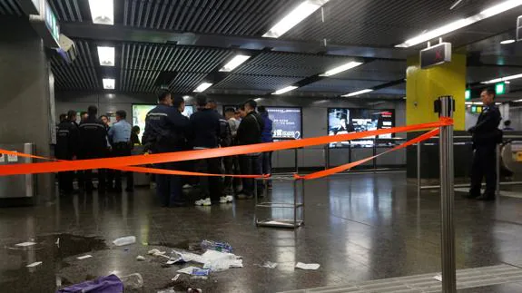 Un ataque con cóctel molotov en el metro de Hong Kong deja 17 heridos