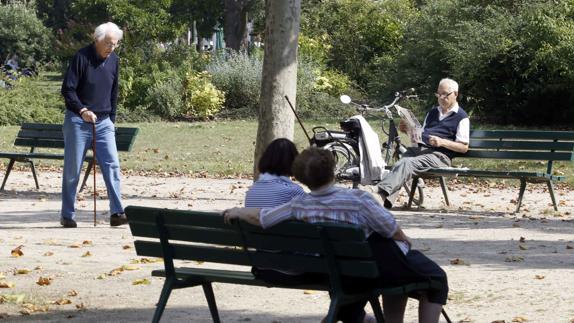 Varios pensionistas en un parque.