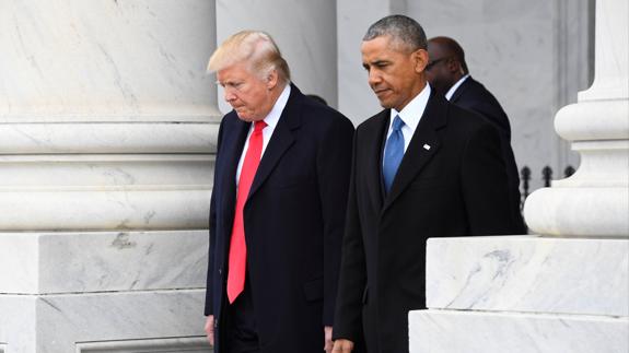 Donald Trump y Barack Obama, cabizbajos.