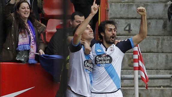 Pedro Mosquera (izq.) celebra su gol ante el Sporting.